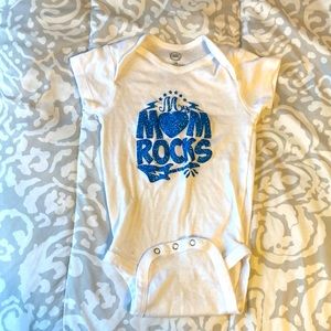 Wonder Nation “My Mom Rocks” 12m onesie